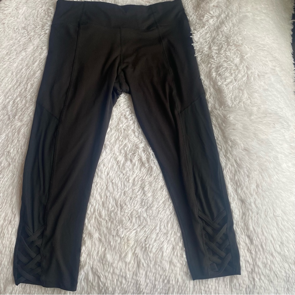 Betsey Johnson Mesh Insert Yoga Capri Leggings (L)